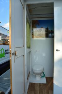 a bathroom with a toilet inside of a rv at Hausboot Hafen am Speicher in Lübz