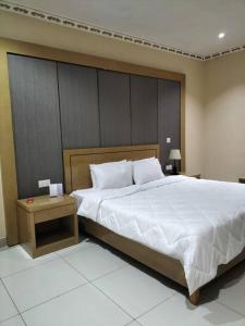 سرير أو أسرّة في غرفة في Mpatsa Quest Hotels