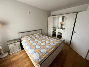 Dormitorio pequeño con cama y espejo en Spacious 2 Bedroom App in the Center with Balcony en Gante