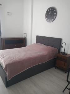 una camera con un letto e un orologio a muro di Apartament w Starym Mlynie Loft Różanka a Breslavia