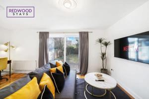 a living room with a couch and a table at Cozy 3 Bed House with X2 FREE Parking By REDWOOD STAYS in Farnborough
