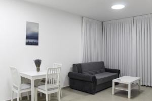 埃拉特Luxury Suite Apartment With Sea View #54 By Hashdera Eilat的客厅配有椅子、沙发和桌子