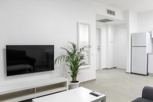 Luxury Suite Apartment With Sea View #54 By Hashdera Eilat的电视和/或娱乐中心