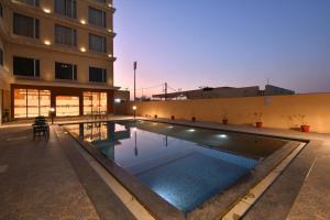 una piscina en medio de un edificio en Palette - Hotel Royal Palace Morbi, en Morbi