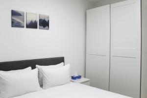 埃拉特Luxury Suite Apartment With Sea View #54 By Hashdera Eilat的卧室里有一张白色的床和白色的枕头