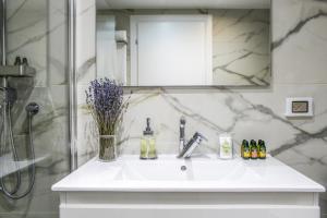Luxury Suite Apartment With Sea View #54 By Hashdera Eilat的一间浴室
