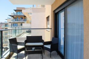 Luxury Suite Apartment With Sea View #54 By Hashdera Eilat的阳台或露台