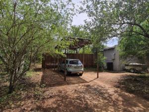 um carro estacionado numa garagem num quintal em Marloth Cottage em Marloth Park