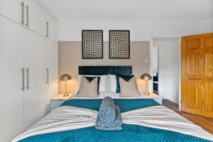 מיטה או מיטות בחדר ב-Lovely 3 Bed in the heart of Windsor - Garden