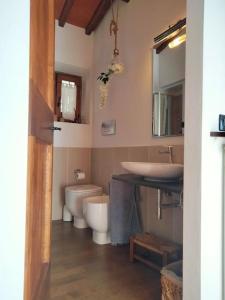 y baño con lavamanos, aseo y lavamanos. en Casa Benucci Oliveta Tuscany, en Pulicciano