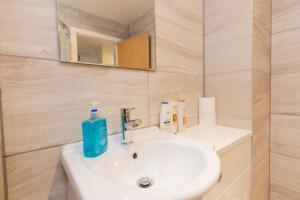 Ένα μπάνιο στο Boutique 1BR Apartment in the heart of Preston