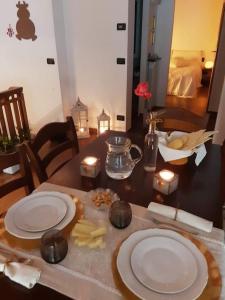 una mesa con dos platos blancos encima en Casa Benucci Oliveta Tuscany, en Pulicciano
