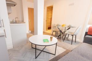 Η κουζίνα ή μικρή κουζίνα στο Boutique 1BR Apartment in the heart of Preston +9 φωτογραφίες