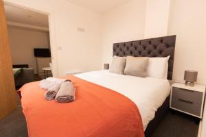 1 dormitorio con 1 cama grande y toallas. en Boutique 1BR Apartment in the heart of Preston, en Preston