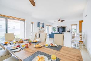 uma sala de jantar e sala de estar com uma mesa com comida em Admiral House Estoril em Estoril