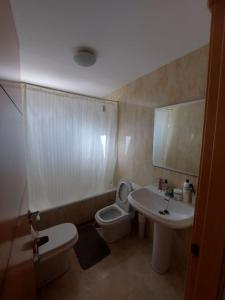 Ένα μπάνιο στο Apartamentos Residencial Duquesa