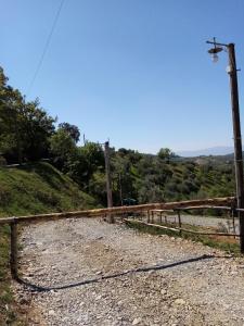 una valla al costado de un camino de tierra en Glamping - La Giara en San Demetrio Corone