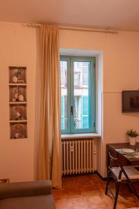 een woonkamer met een raam en een tafel bij VALENTINO in Turijn