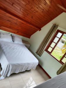 1 dormitorio con 2 camas y ventana en Fazenda Jorge Tardin, en Barra Alegre