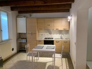 uma cozinha com uma mesa e cadeiras e um lavatório em VILLA CAMPESTRE em Colombaro