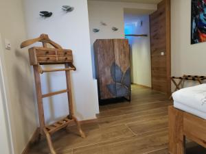 una camera con una scala in legno e un armadio di Auwer Hills ad Auw