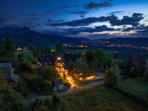 eine Luftansicht eines Hauses in der Nacht in der Unterkunft Apartamenty Toporowa Cyrhla in Zakopane