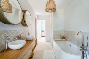 baño con 2 lavabos, bañera y espejos en La Saltarelle par Dodo à Cassis, en Cassis