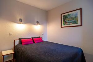 Cama ou camas em um quarto em Penfret - Appt avec piscine, vue mer, plage à 50m