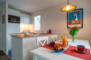 A cozinha ou cozinha compacta de Penfret - Appt avec piscine, vue mer, plage à 50m