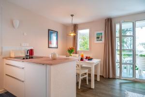 A cozinha ou cozinha compacta de Penfret - Appt avec piscine, vue mer, plage à 50m