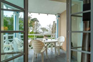 Uma varanda ou terraço em Penfret - Appt avec piscine, vue mer, plage à 50m