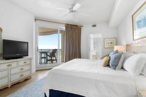 - une chambre avec un lit, une télévision et un balcon dans l'établissement Beach Colony Tower 8B, à Perdido Key