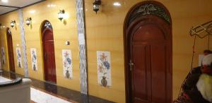 um quarto com duas portas e pinturas na parede em Gabriel Lanka Hotel (PVT) LTD em Jaffna