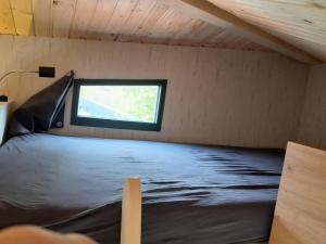 Llit o llits en una habitació de Tiny Haus Blanker Hans auf dem Campingplatz Strandgut