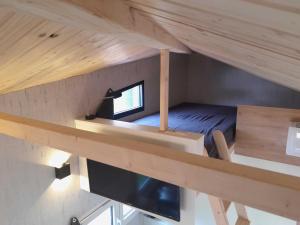 Tempat tidur susun dalam kamar di Tiny Haus Blanker Hans auf dem Campingplatz Strandgut