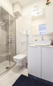een badkamer met een toilet, een wastafel en een douche bij Appartamento Francisca in Domaso