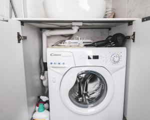een wasmachine en droger in een kleine keuken bij Appartamento Francisca in Domaso