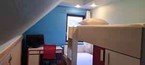 Habitación pequeña con litera y escritorio. en Tranquility - Your home Away, en Grez-Doiceau