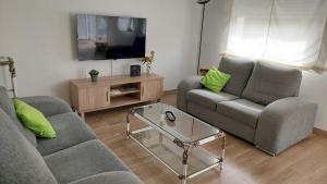 salon z 2 kanapami i stolikiem kawowym w obiekcie Casa José w mieście Monte