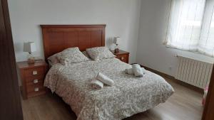 sypialnia z łóżkiem i dwoma ręcznikami na nim w obiekcie Casa José w mieście Monte