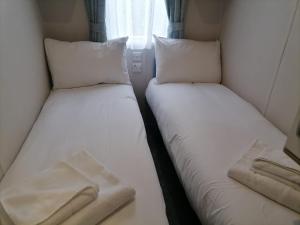 Een bed of bedden in een kamer bij Rhodown - sun on the terrace all round