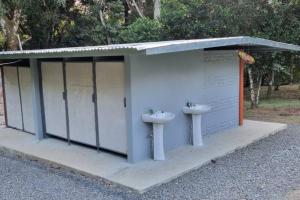 uma casa de banho com dois lavatórios num edifício em La Amistad agrotourism farm em Penonomé