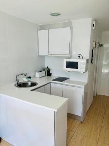 Kuchyňa alebo kuchynka v ubytovaní Platja d'Aro - Apartamento en primera línea de mar con parking