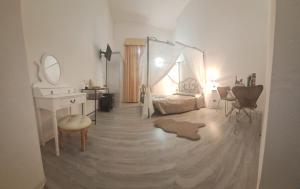 リオーロ・テルメにあるHotel Antico Borgoのベッド、化粧台、鏡が備わる客室です。