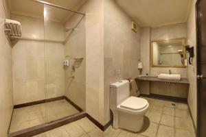 Saltstayz Thyme - New Friends Colony في نيودلهي: حمام مع مرحاض ودش ومغسلة