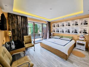 Un dormitorio con una cama y un escritorio y sillas. en Hotel Rössle, en Dobel