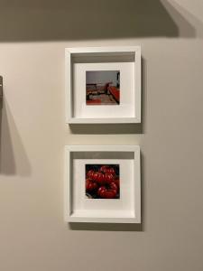 deux images encadrées de tomates sur un mur dans l'établissement Appartamento Vento D'Estate, à Bagheria