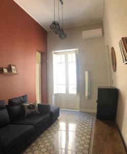 - un salon avec un canapé et une fenêtre dans l'établissement Appartamento Vento D'Estate, à Bagheria