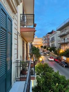 Cet appartement dispose d'un balcon offrant une vue sur une rue de la ville. dans l'établissement Appartamento Vento D'Estate, à Bagheria
