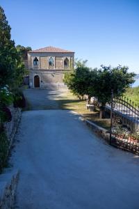 una strada che conduce a una casa con cancello di DIMORA LE PIETRE DEL MARE a Pizzo